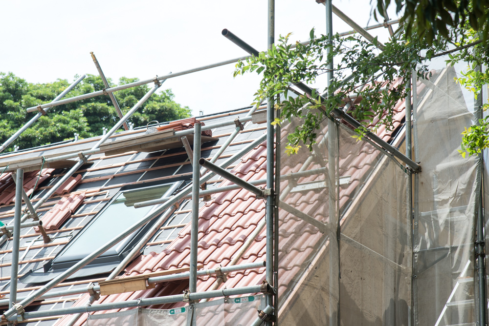 とても北欧住宅らしい大屋根の屋根工事が進んでいます。