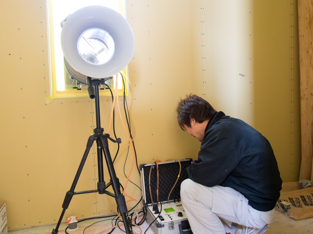 北欧住宅の気密測定を行いました！気密測定業者さんも測定値の良さに笑顔！