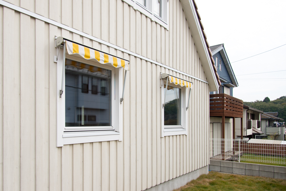 スウェーデン製木製三層ガラス窓＆スウェーデン製オーニング