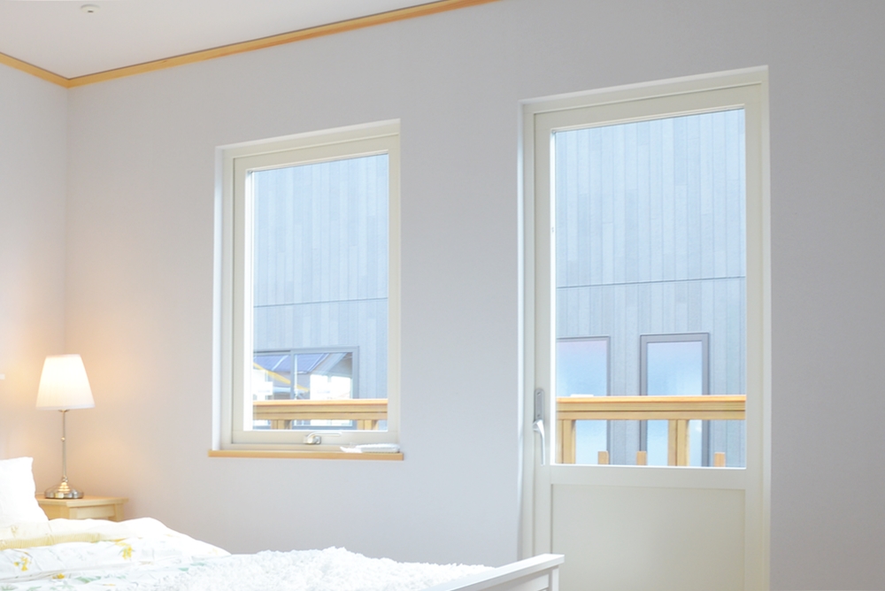 北欧輸入住宅「スウェーデンの家」完成見学会、木製3層ガラス窓